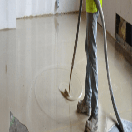 Adding water and mixing self-leveling mortar with INVINO defoamer on site